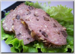Мясной хлеб с сухофруктами и орехами