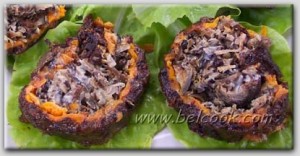 слоеный салат с черносливом и грибами