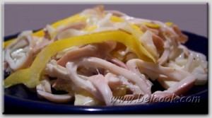 Салат из кальмар с маринованным луком