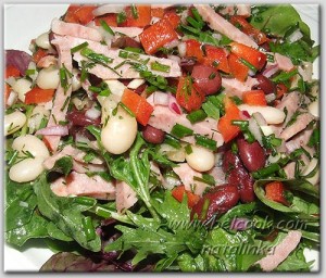 салат с фасолью и копчеными колбасками