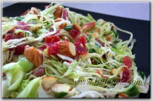 Капустный салат с сушеной клюквой и миндалем